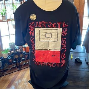 Men’s black basketball T-shirt